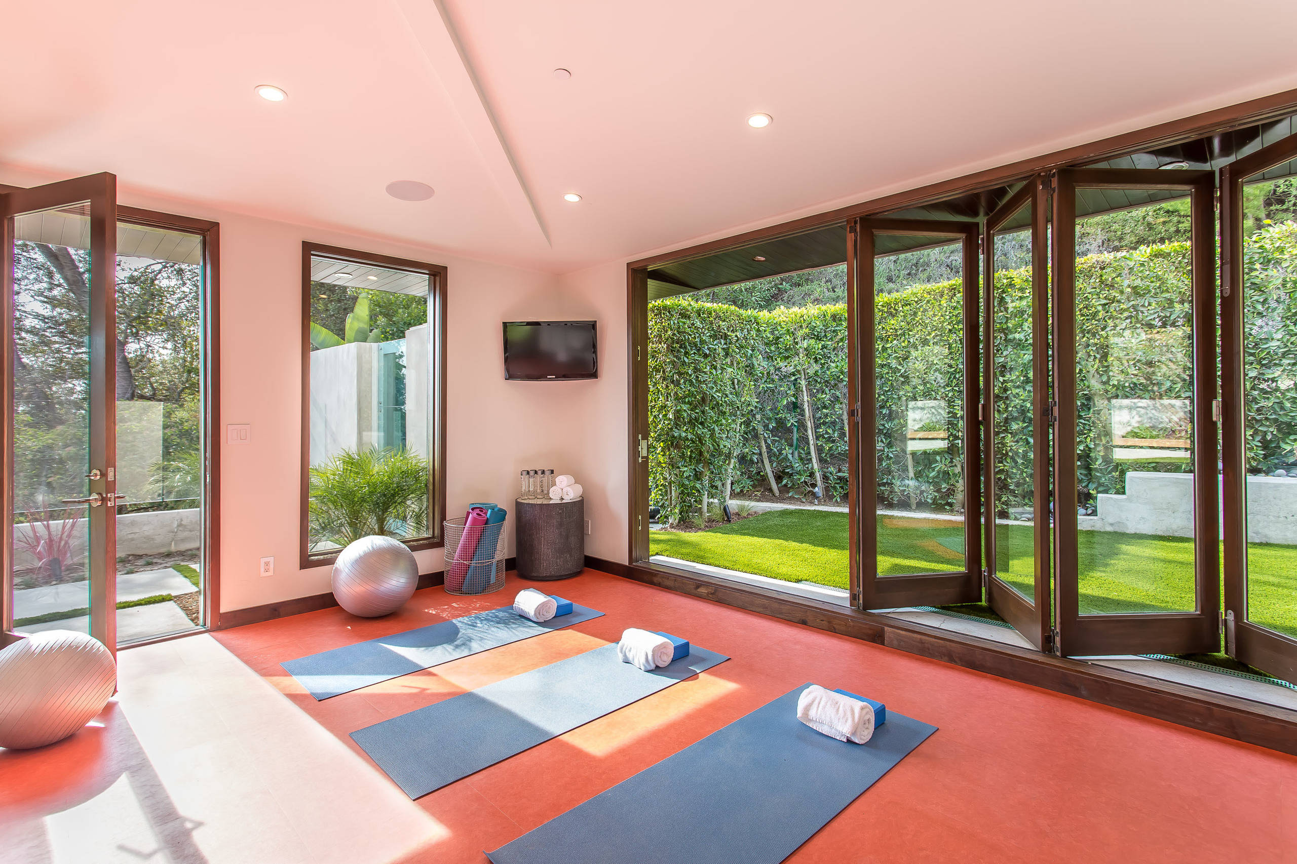beverly-hills-private-residence-handsomegroup-it-audio-visual-event-production-img~79a144f5090d0d81_14-1783-1-9c24fd5