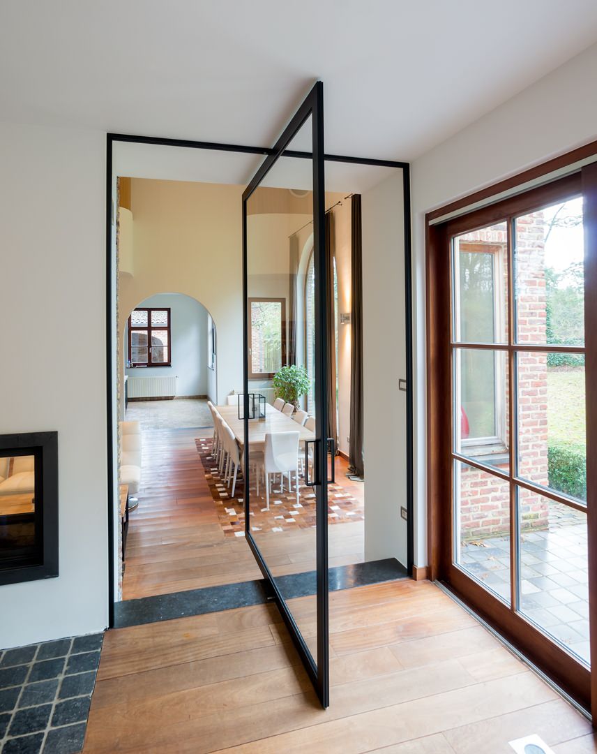 glass-pivot-door-with-central-axis-and-360%C2%B0-hinge-anyway-doors-img~80e1a67506192156_16-8557-1-b075025